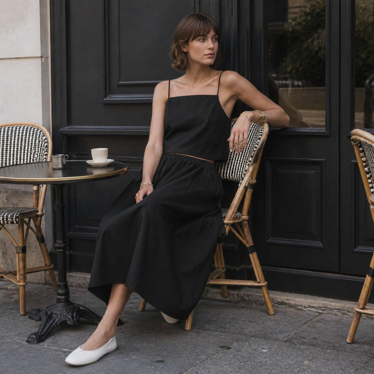 Crop top noir porté dans un café contemporain