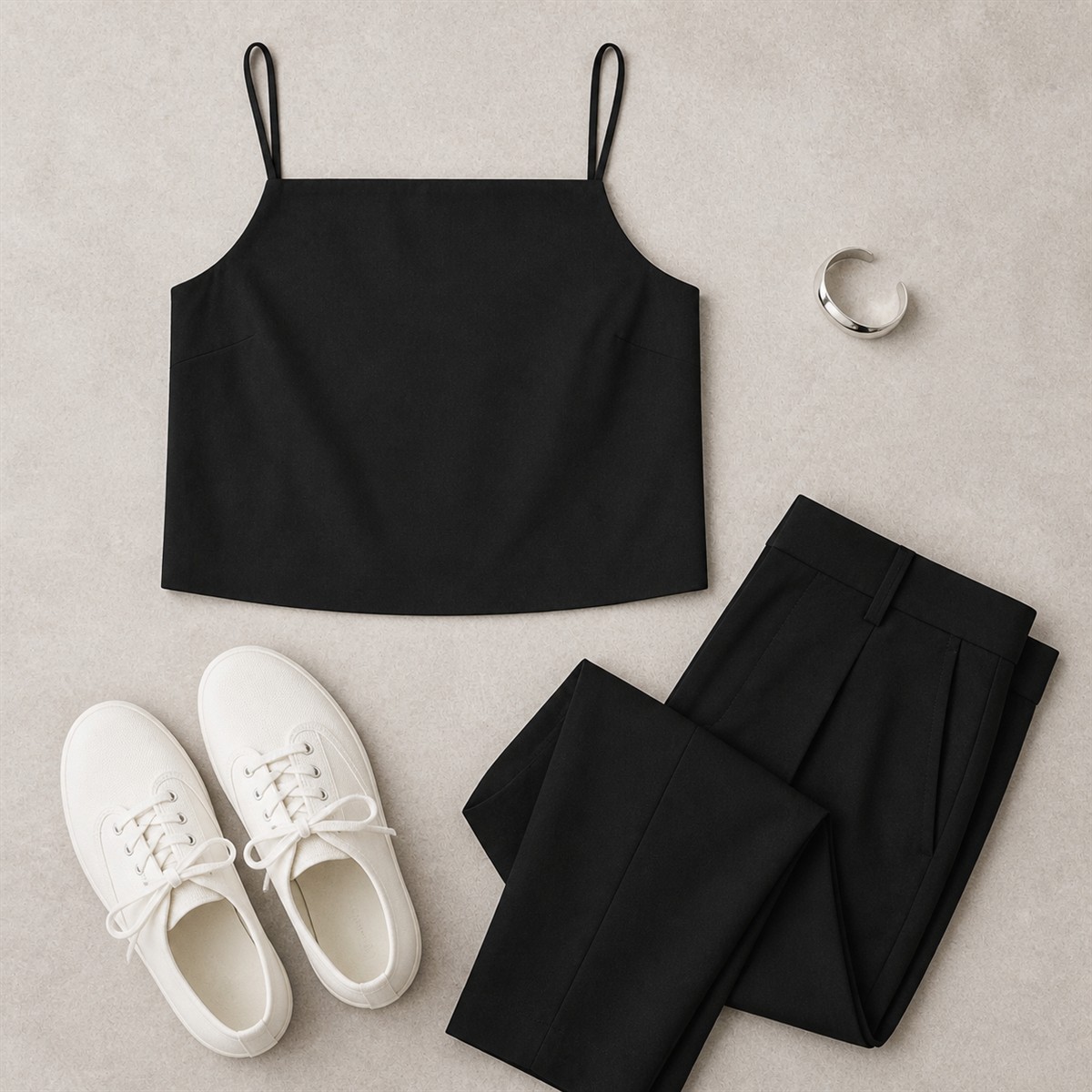 Tenue avec crop top noir, pantalon fluide et accessoires sobres