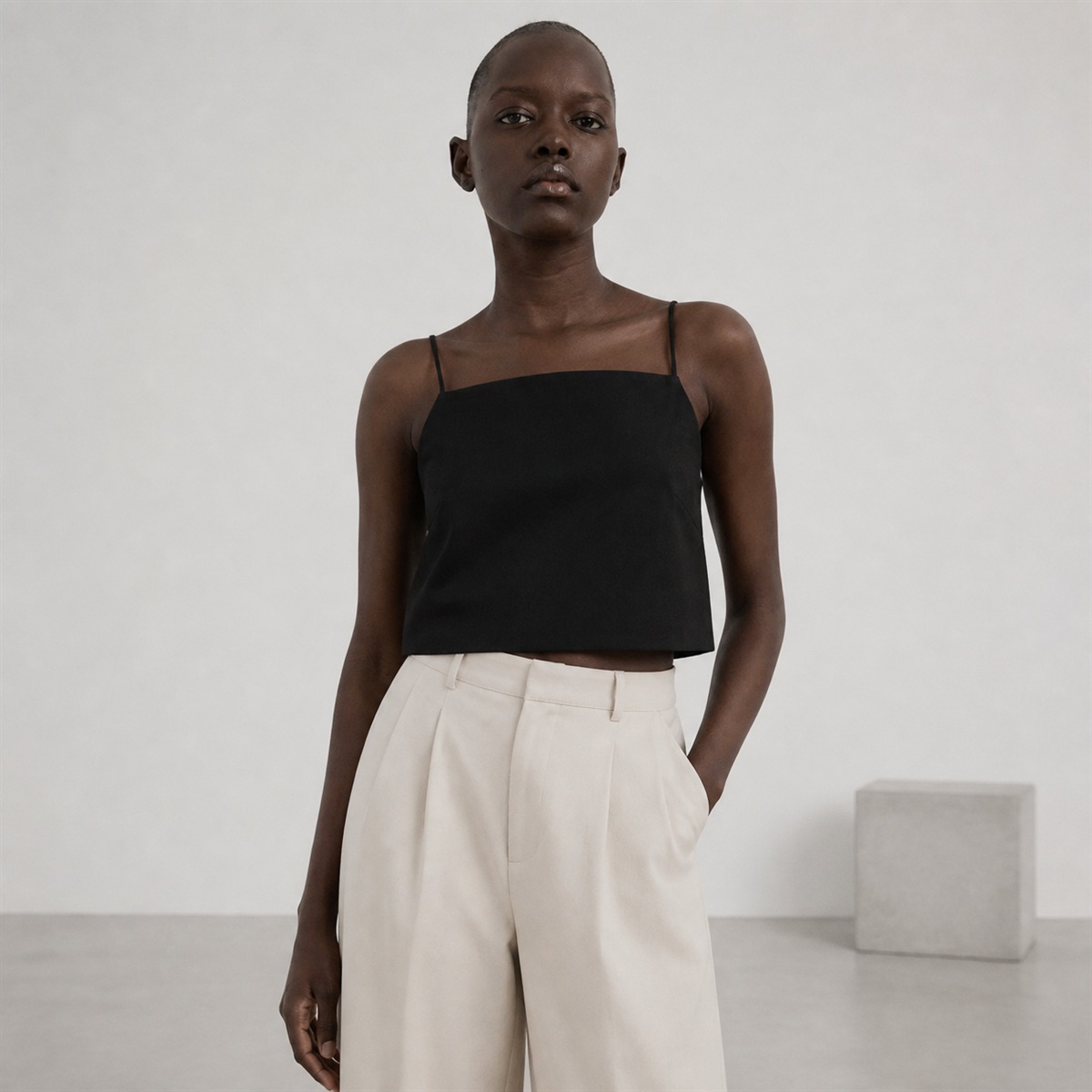 Crop top noir porté de face
