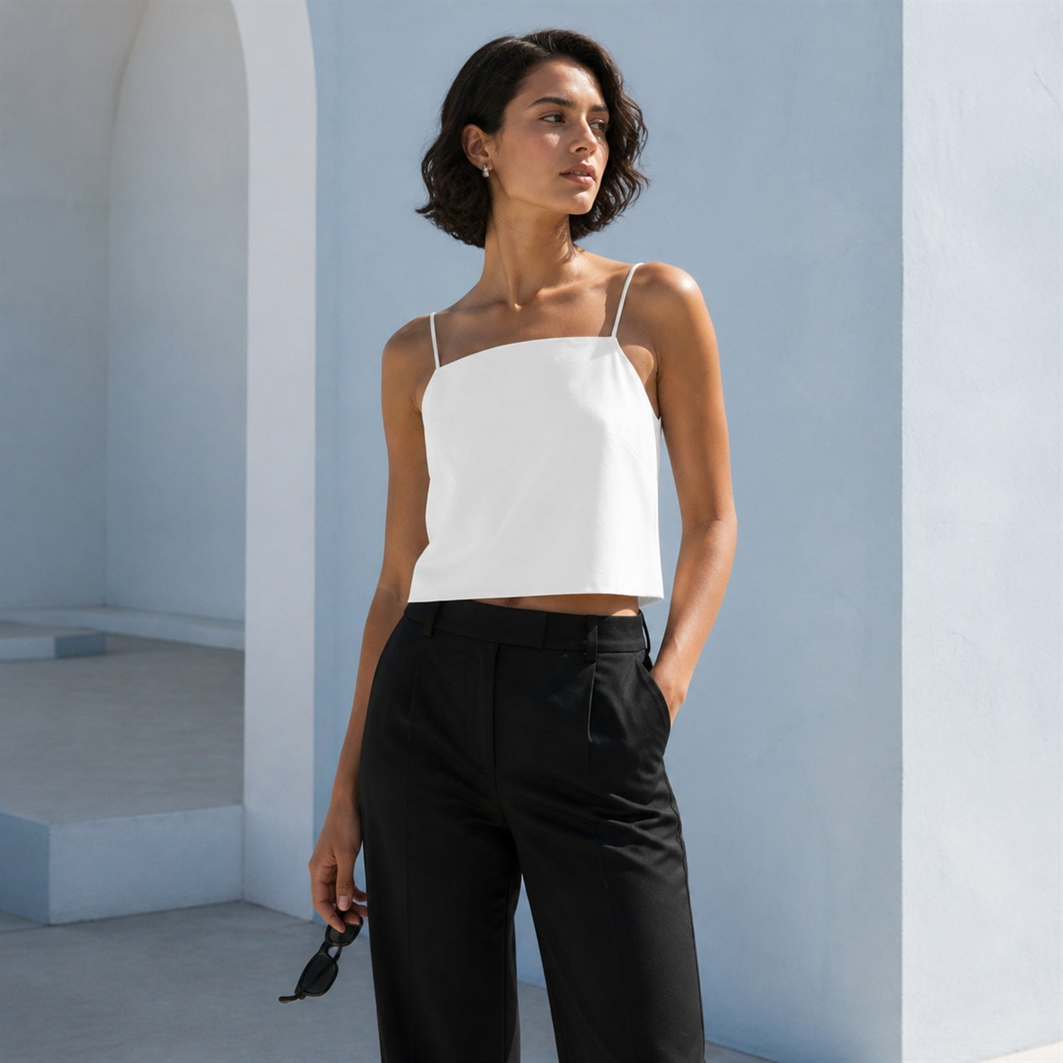 Crop top blanc porté de trois quarts