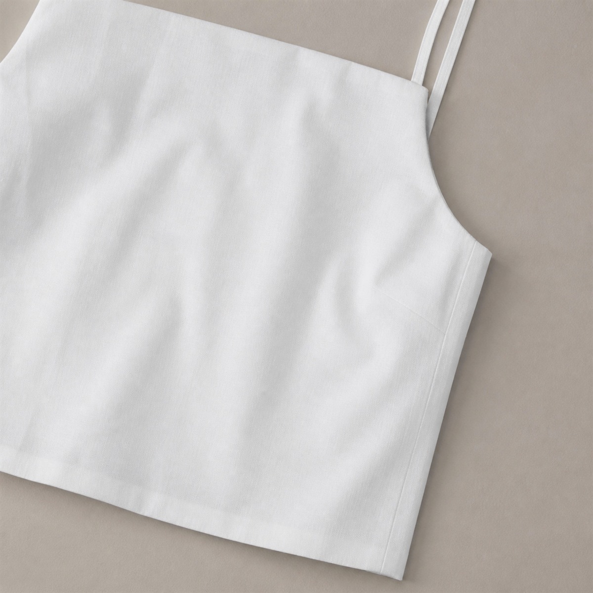 Détail du tissu en coton et de l'ourlet court
