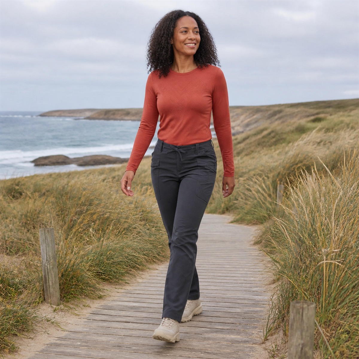 Pantalon NH500 femme porté sur un sentier boisé