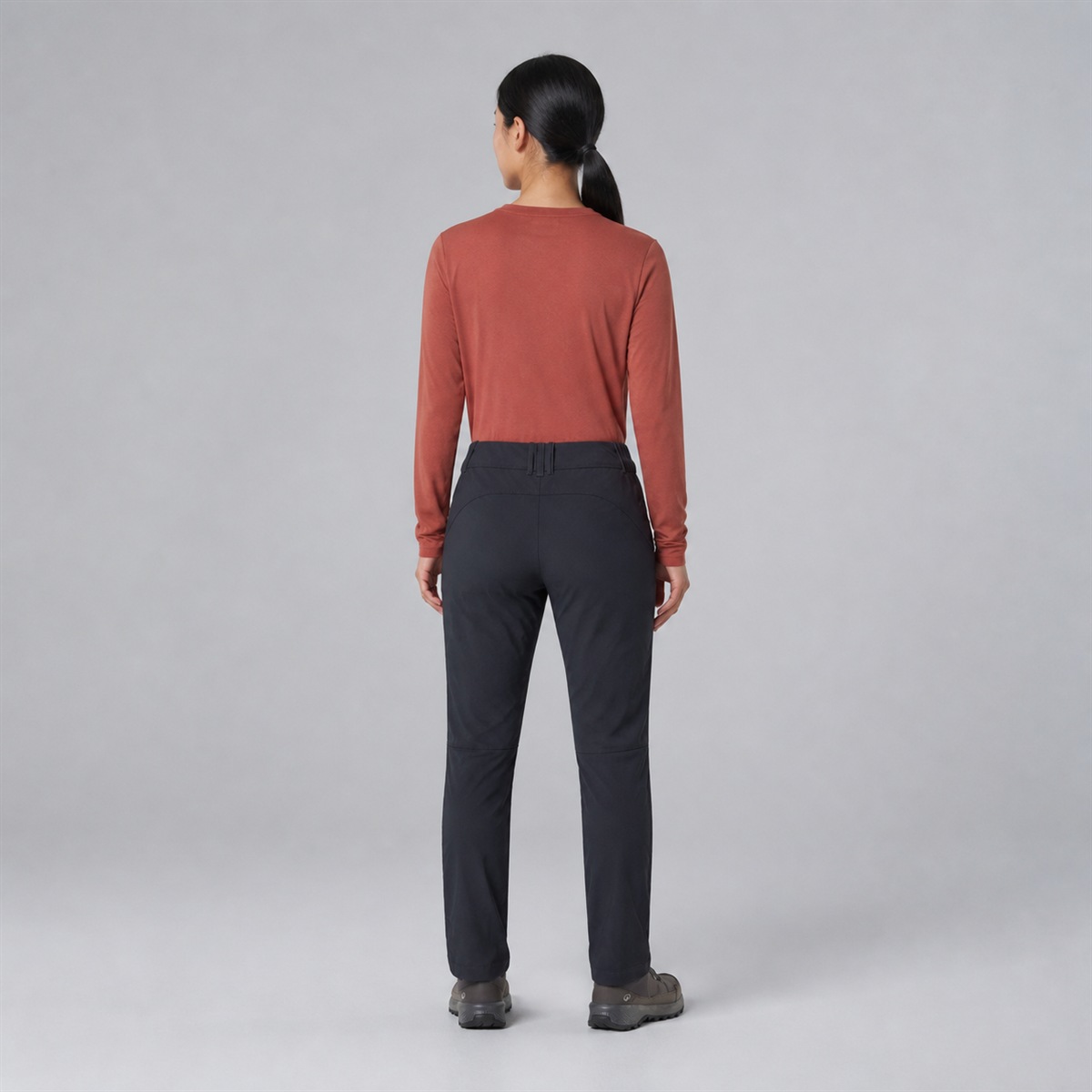 Pantalon NH500 porté de dos en mouvement