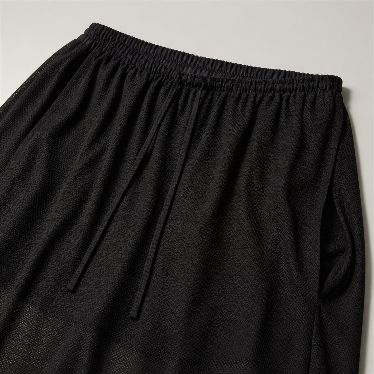 Détail de la taille élastiquée, du cordon et de la poche