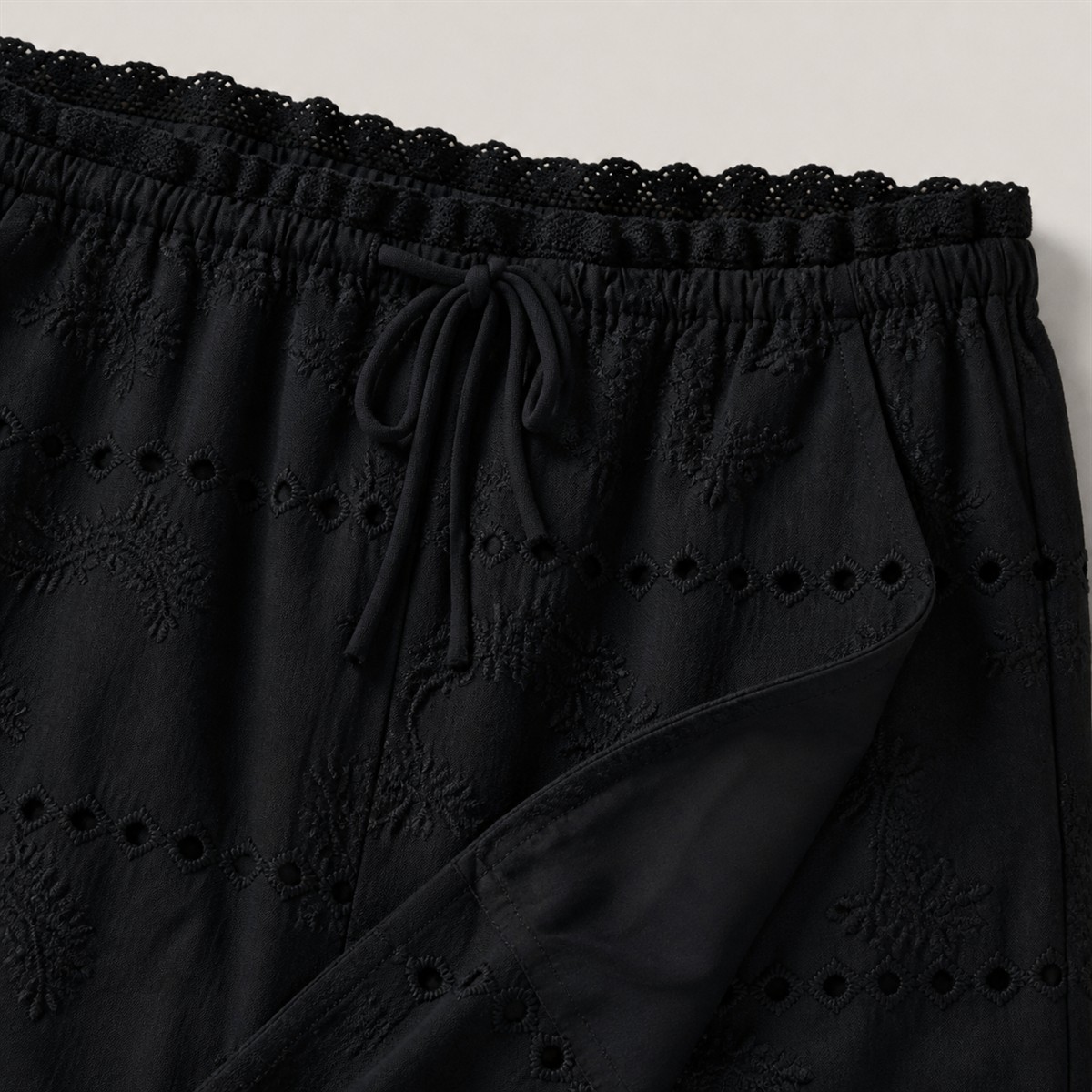 Détail de la taille élastiquée et du cordon intérieur