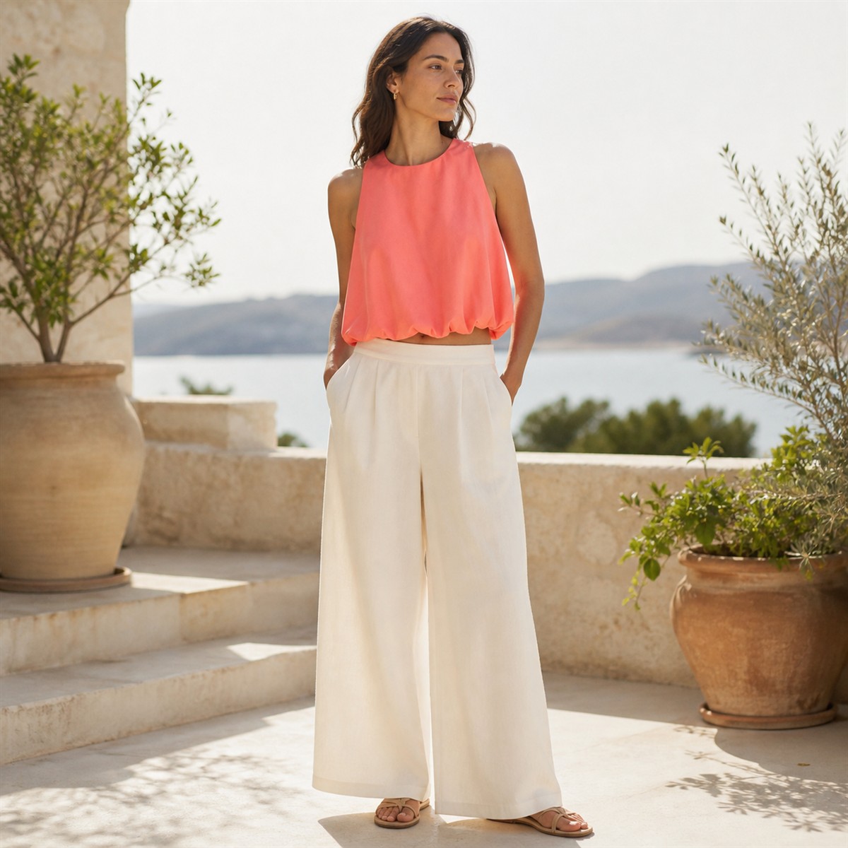 Blouse corail portée sur une terrasse méditerranéenne