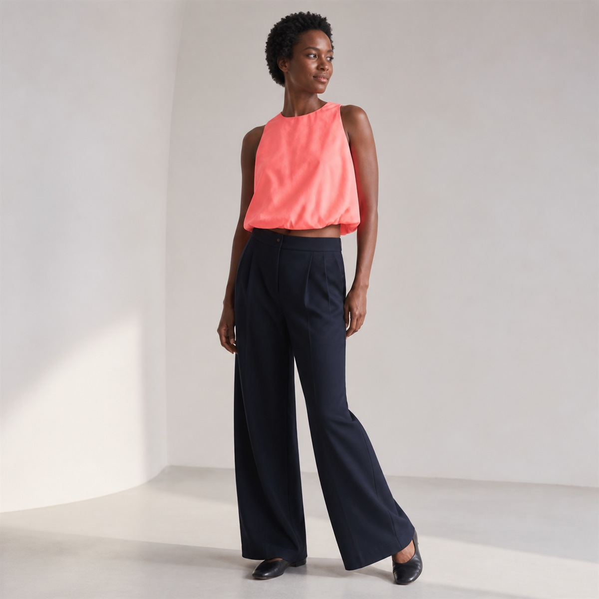 Blouse corail portée — vue trois quarts
