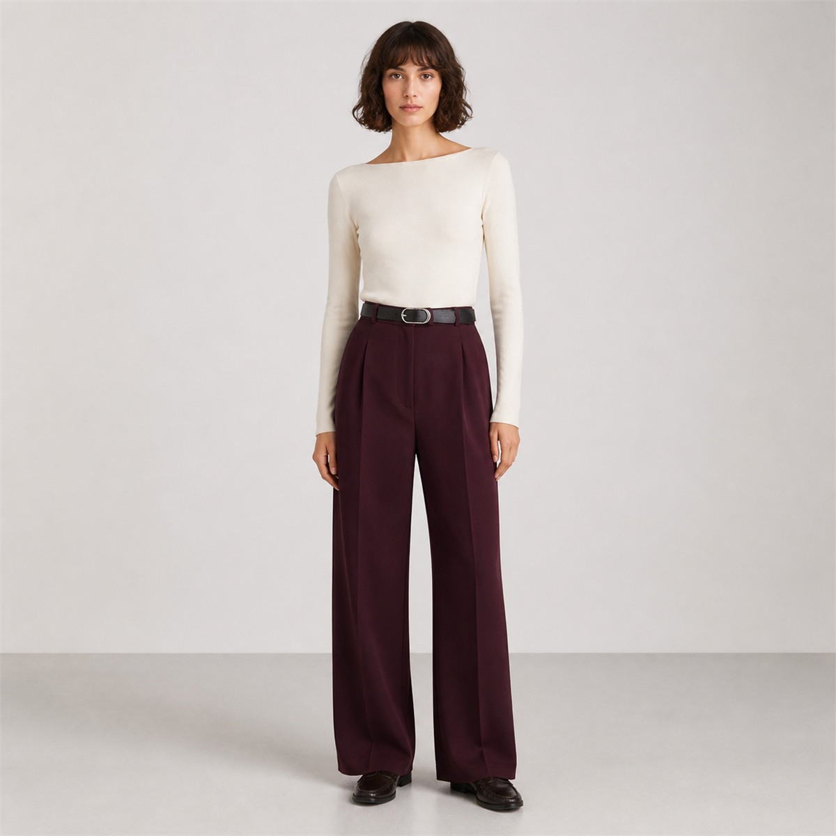 Pantalon lie-de-vin porté — vue de face