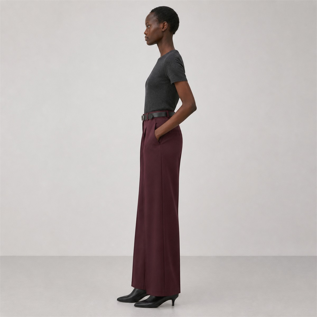 Pantalon lie-de-vin porté — vue de côté