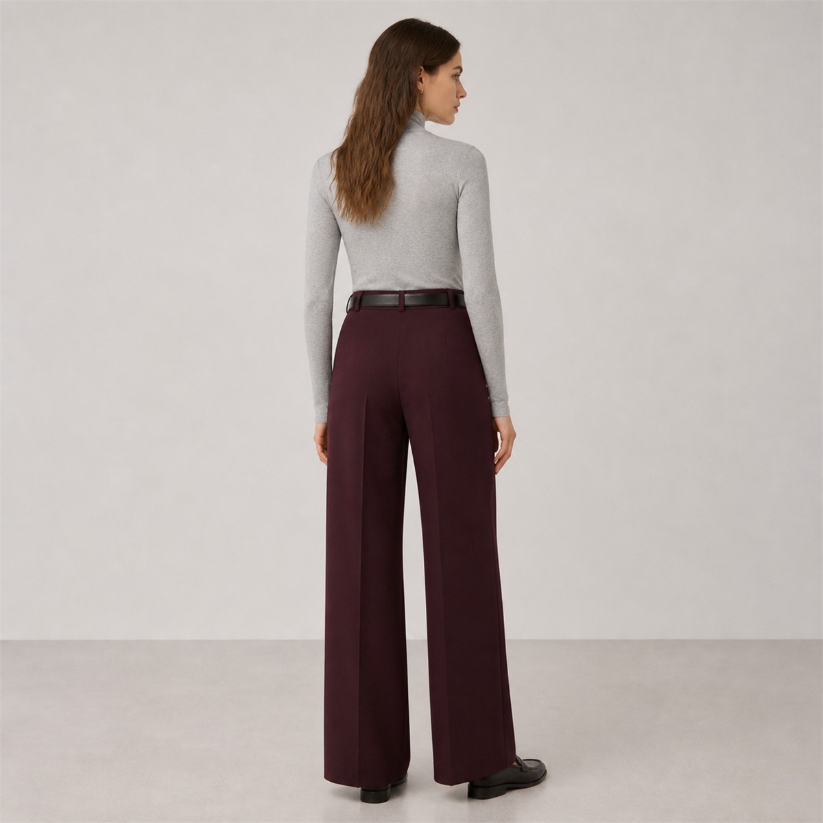 Pantalon lie-de-vin porté — vue de dos