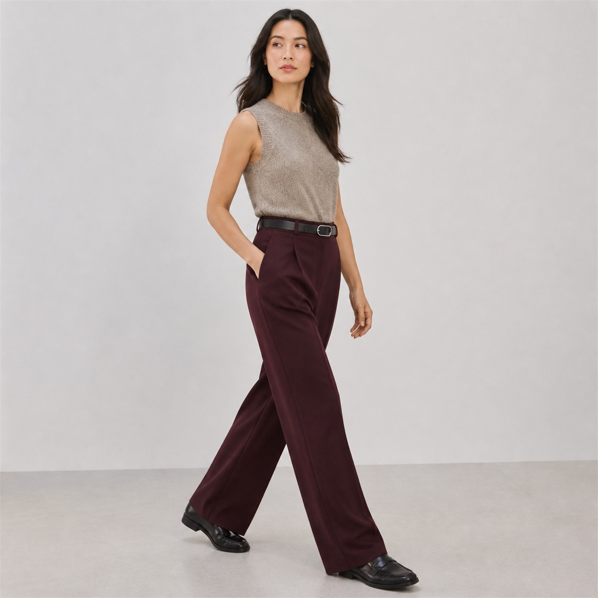 Pantalon lie-de-vin porté en mouvement