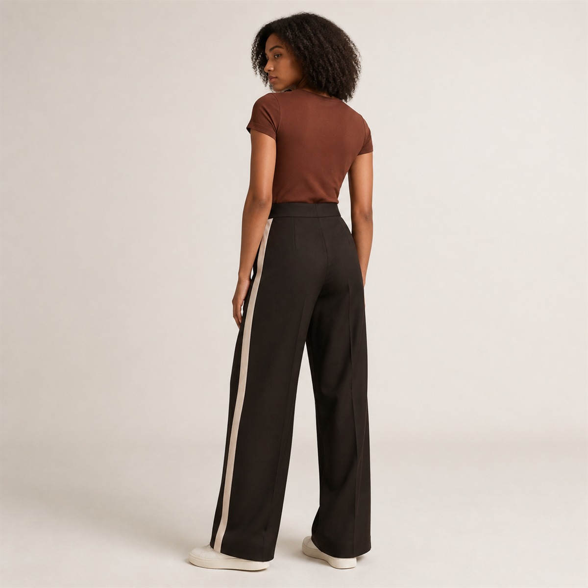 Pantalon wide leg chocolat porté - vue de dos