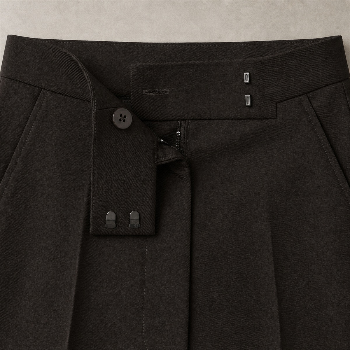 Détail de la taille mi-haute et du bouton