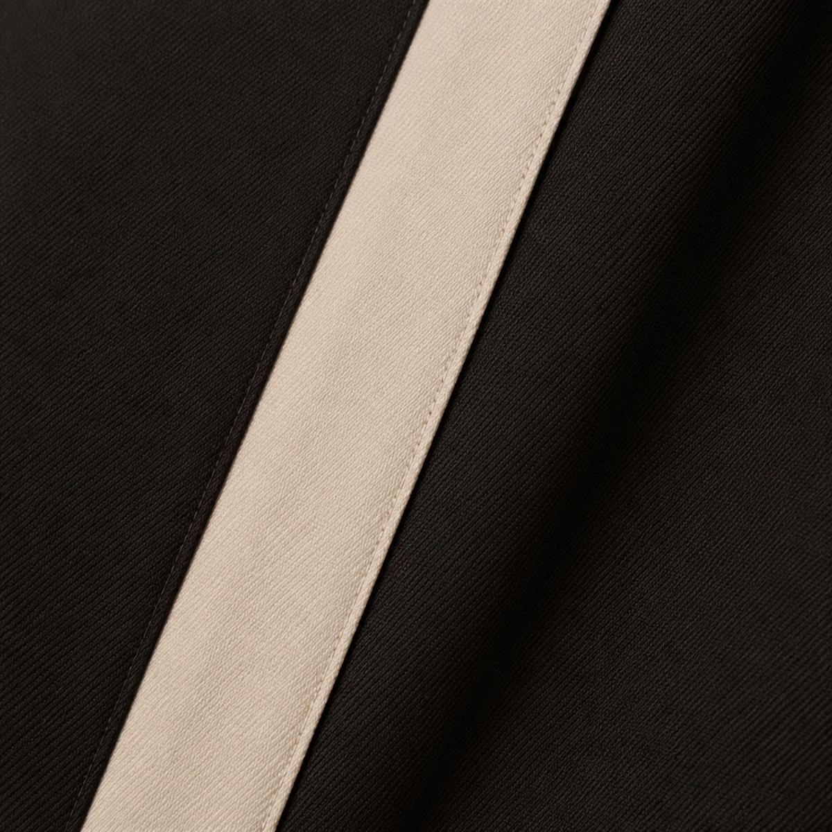 Détail des rayures latérales contrastées