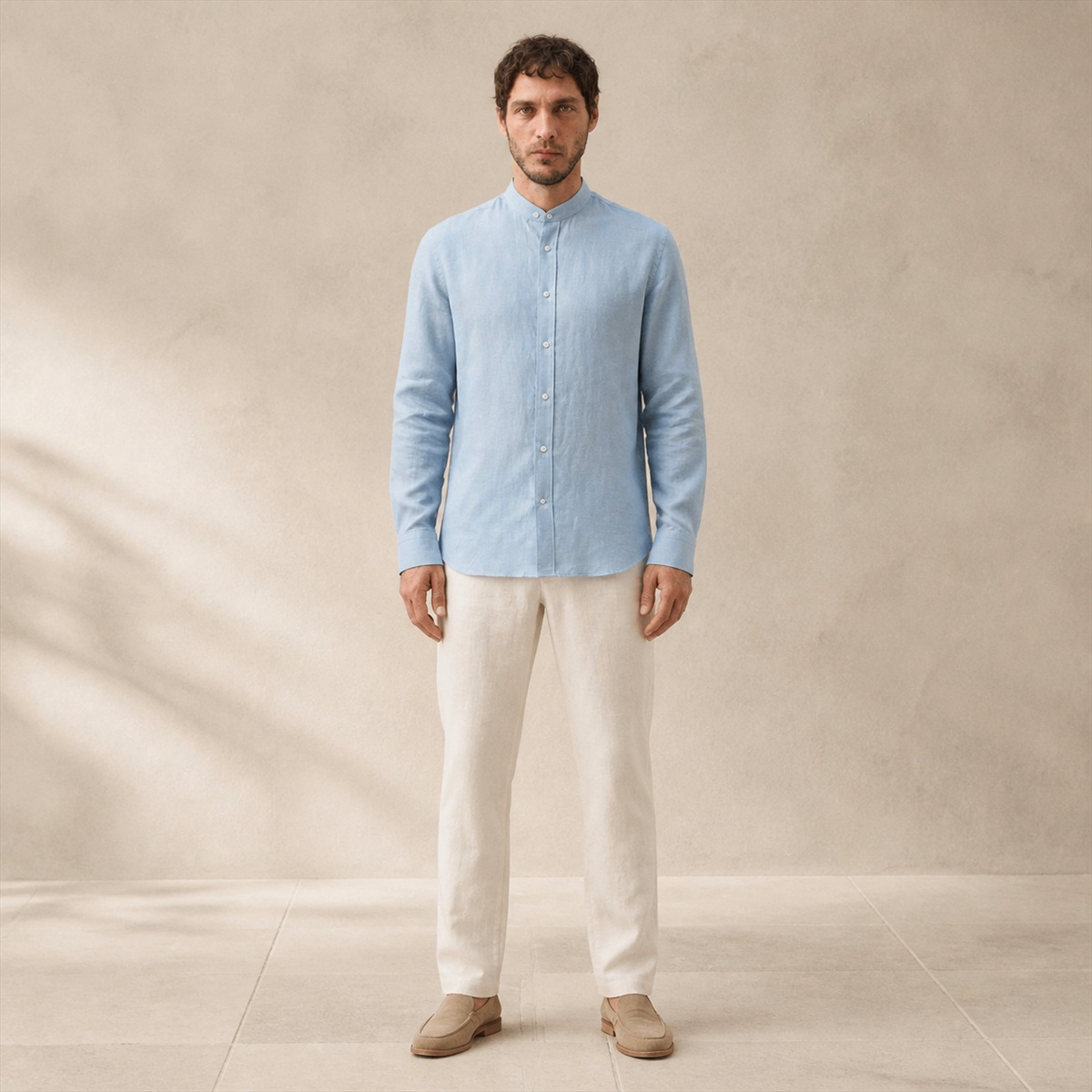 Chemise en lin bleu porcelaine portée - vue de face
