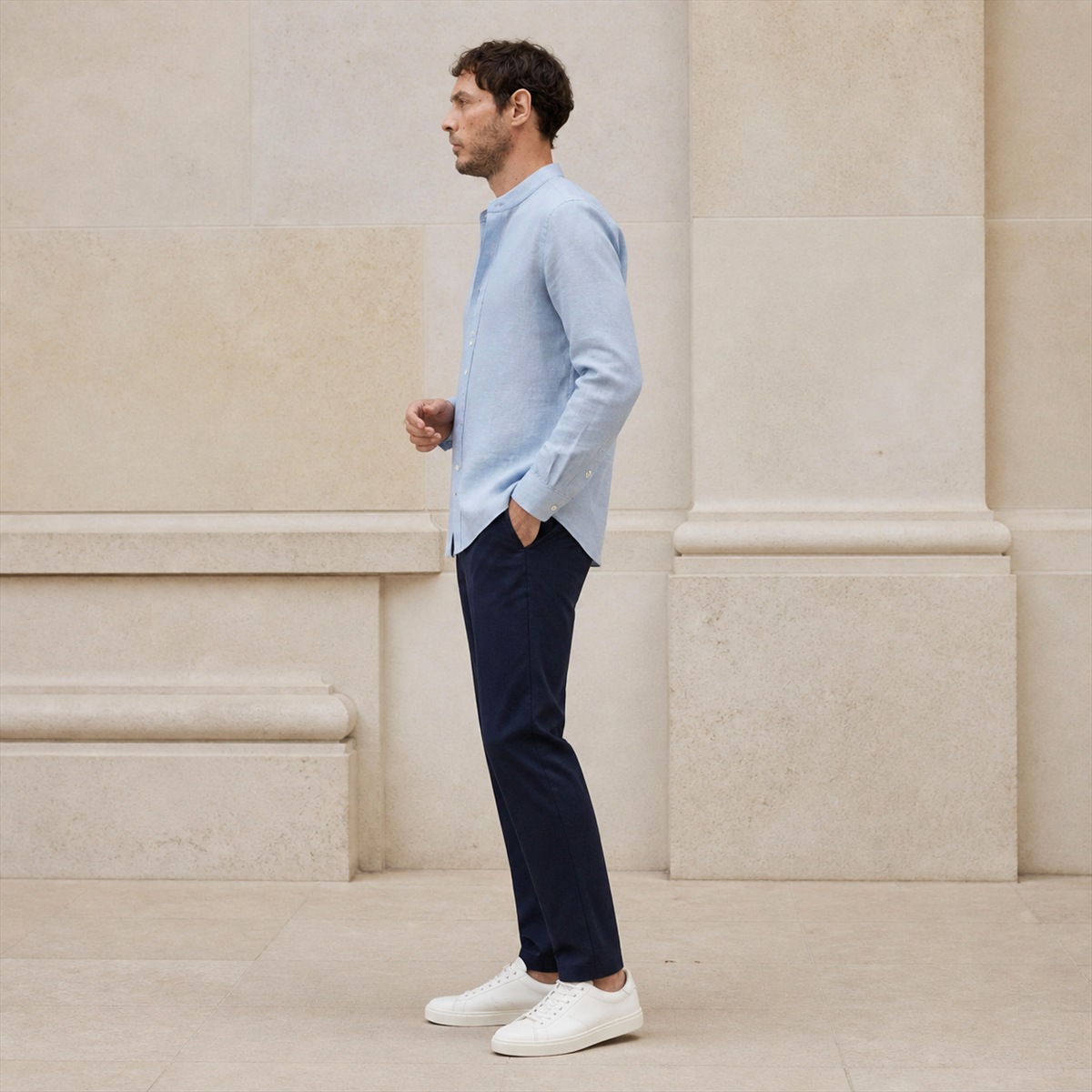 Chemise en lin bleu porcelaine portée - vue de profil
