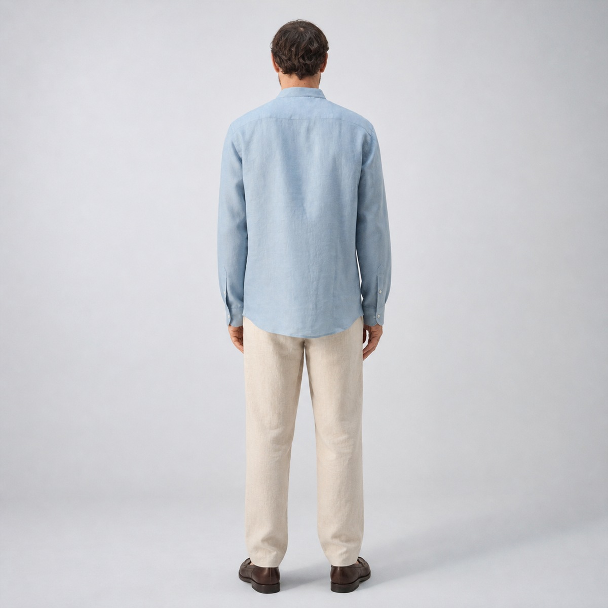 Chemise en lin bleu porcelaine portée - vue de dos