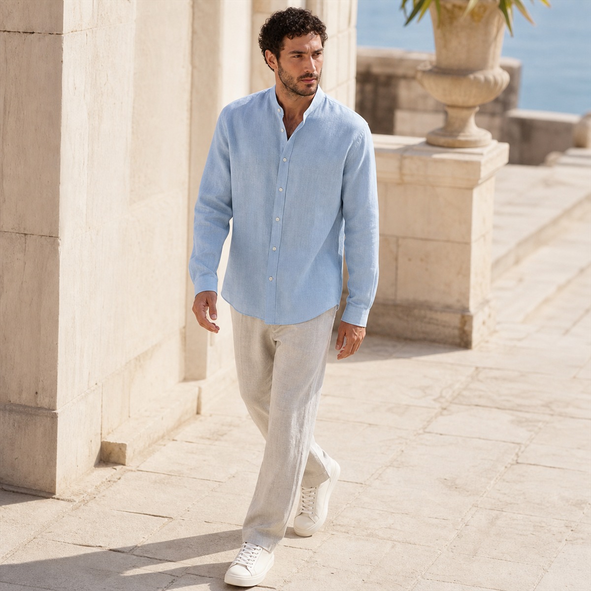 Chemise en lin bleu porcelaine portée en mouvement