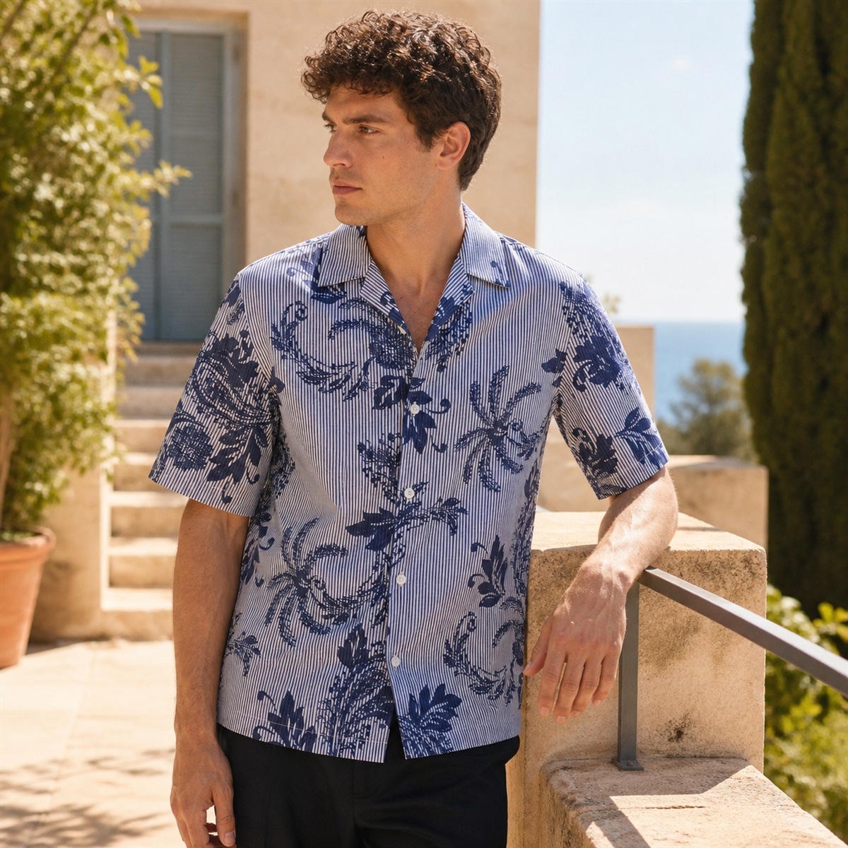 Chemise imprimée bleu encre portée sur une terrasse