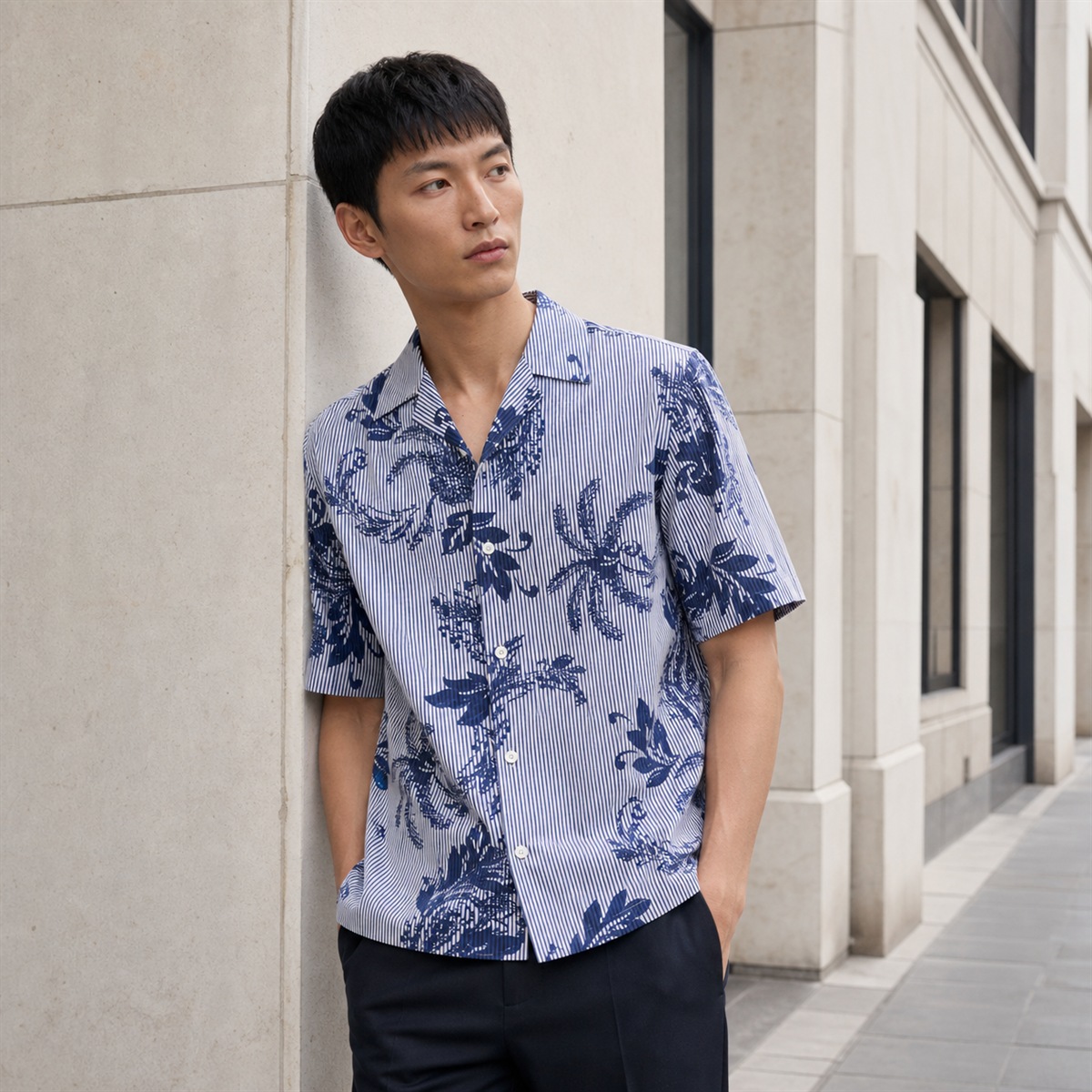 Chemise imprimée bleu encre portée dans une rue lumineuse