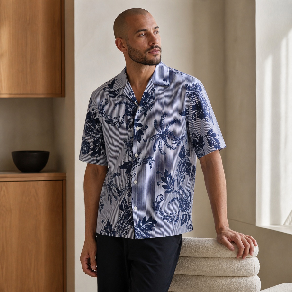 Chemise imprimée bleu encre portée dans un intérieur contemporain