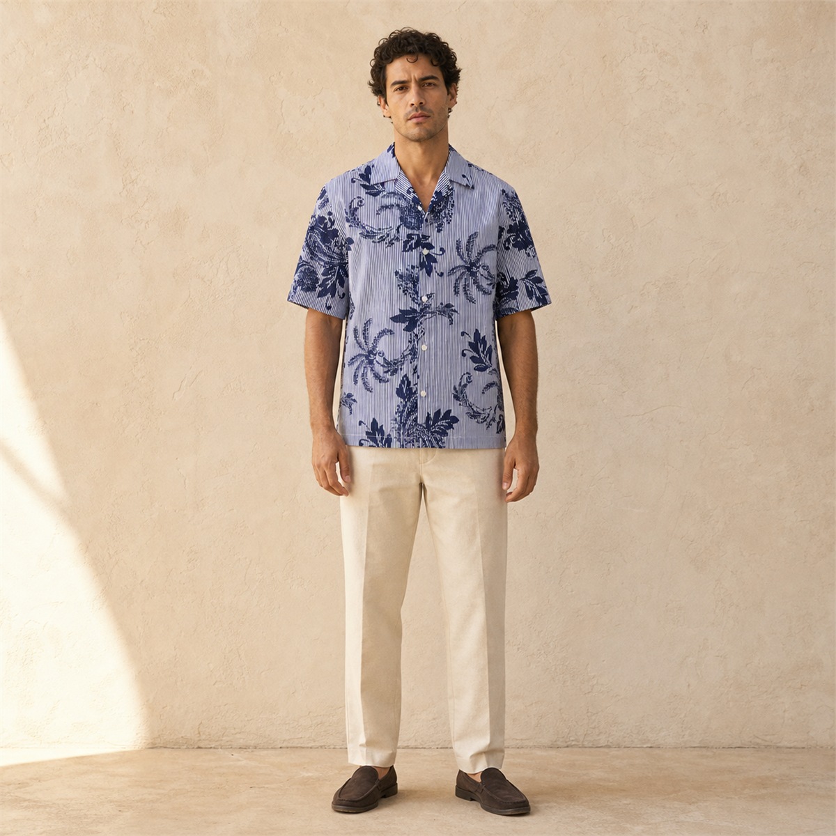 Chemise imprimée bleu encre portée - vue de face