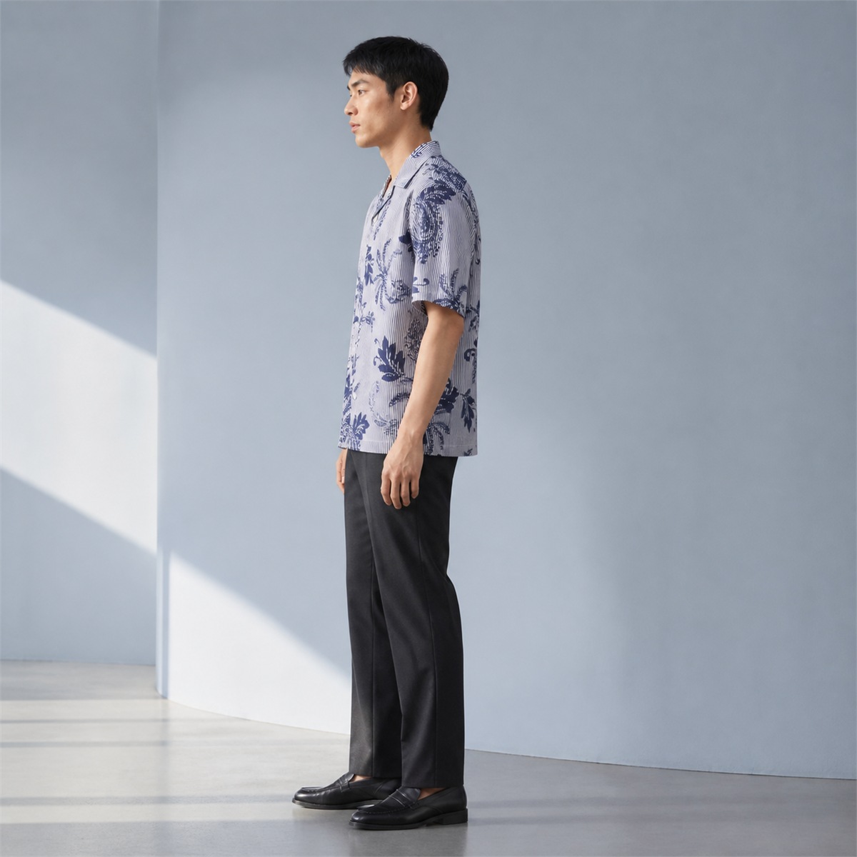 Chemise imprimée bleu encre portée - vue trois quarts