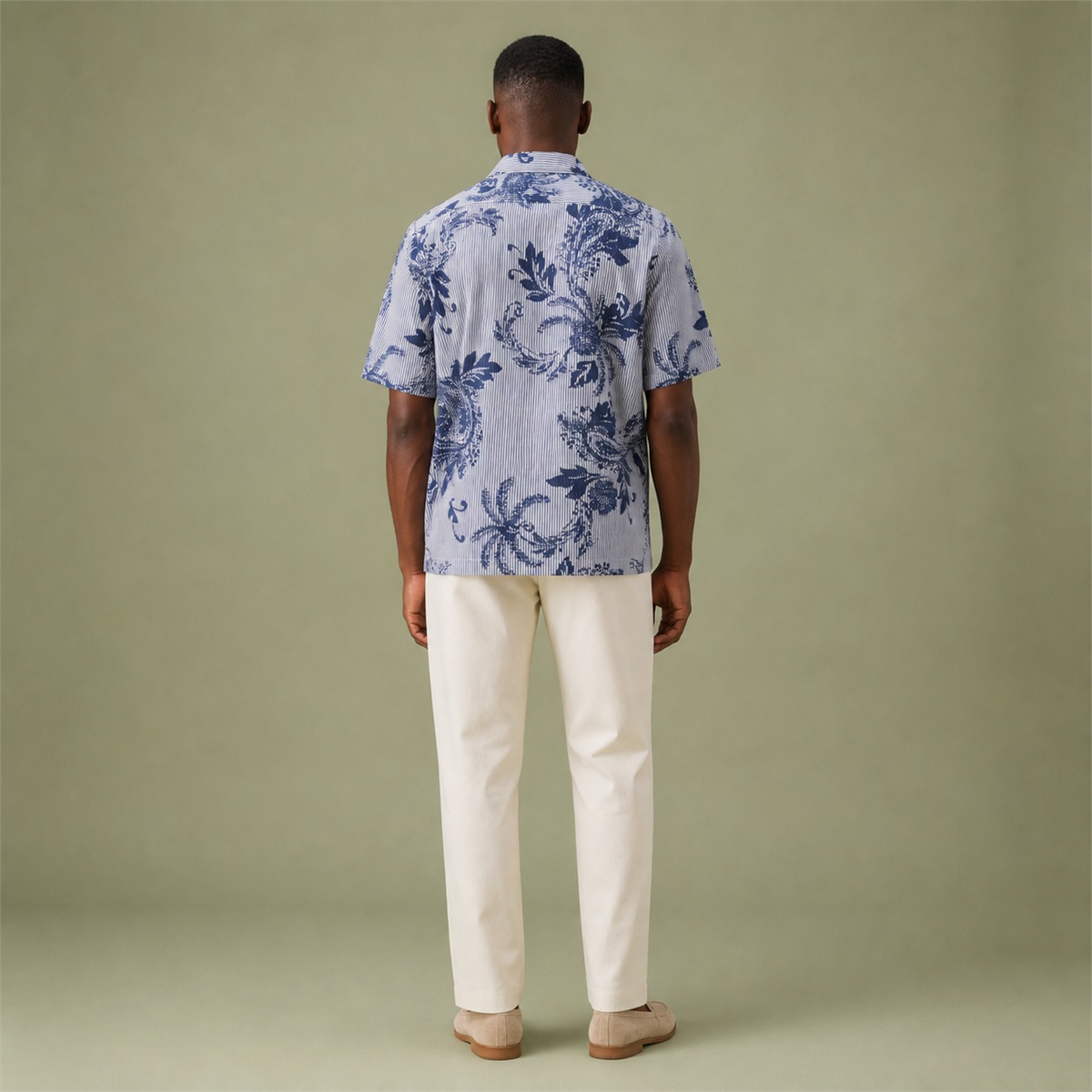 Chemise imprimée bleu encre portée - vue de profil