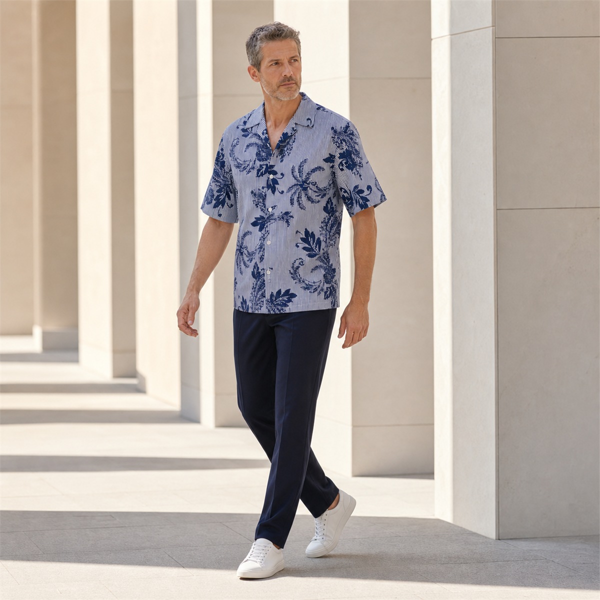 Chemise imprimée bleu encre portée en mouvement