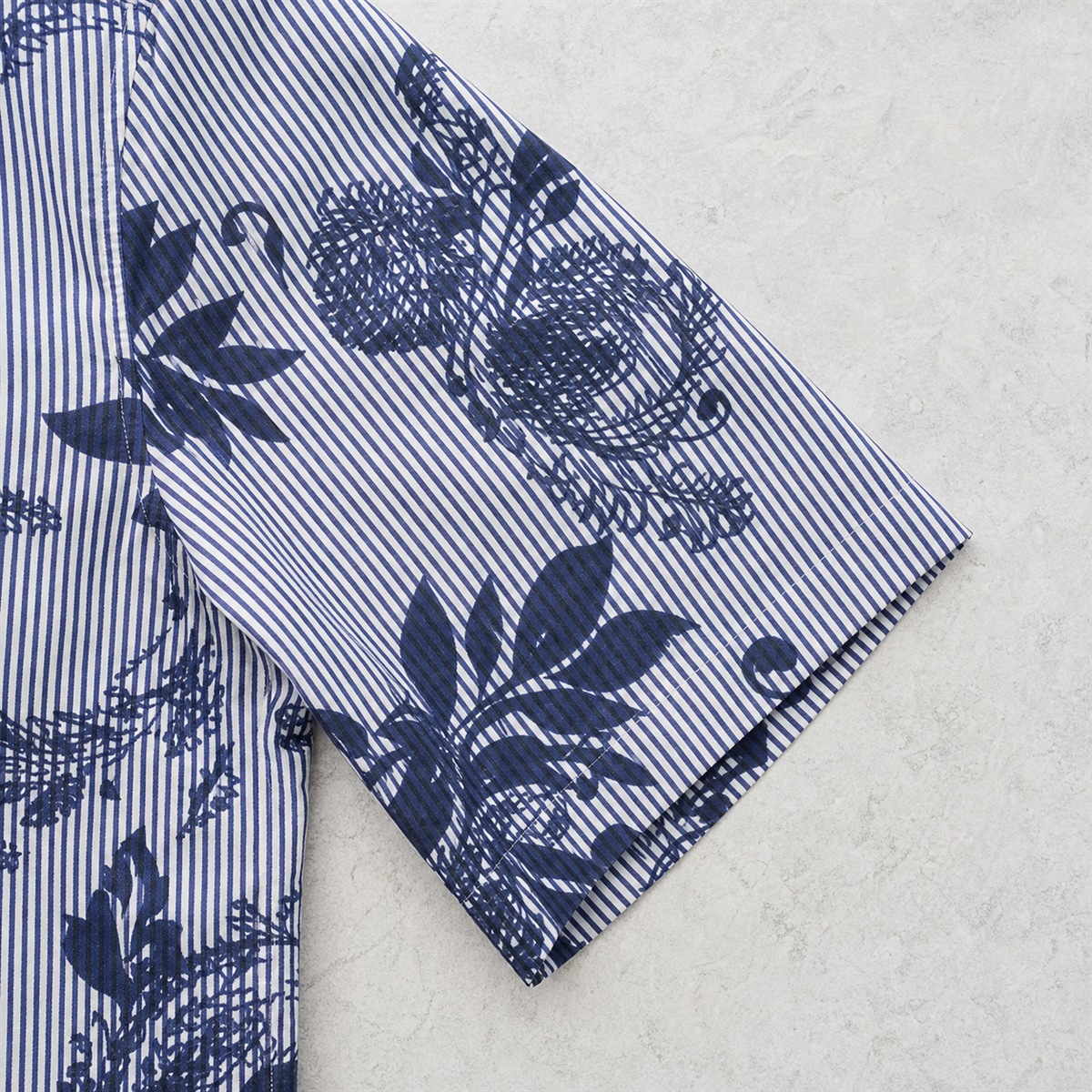 Détail du motif bleu encre sur coton