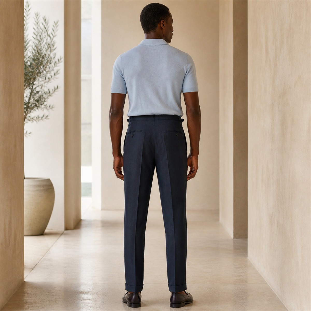 Pantalon slim bleu marine porté - vue de dos
