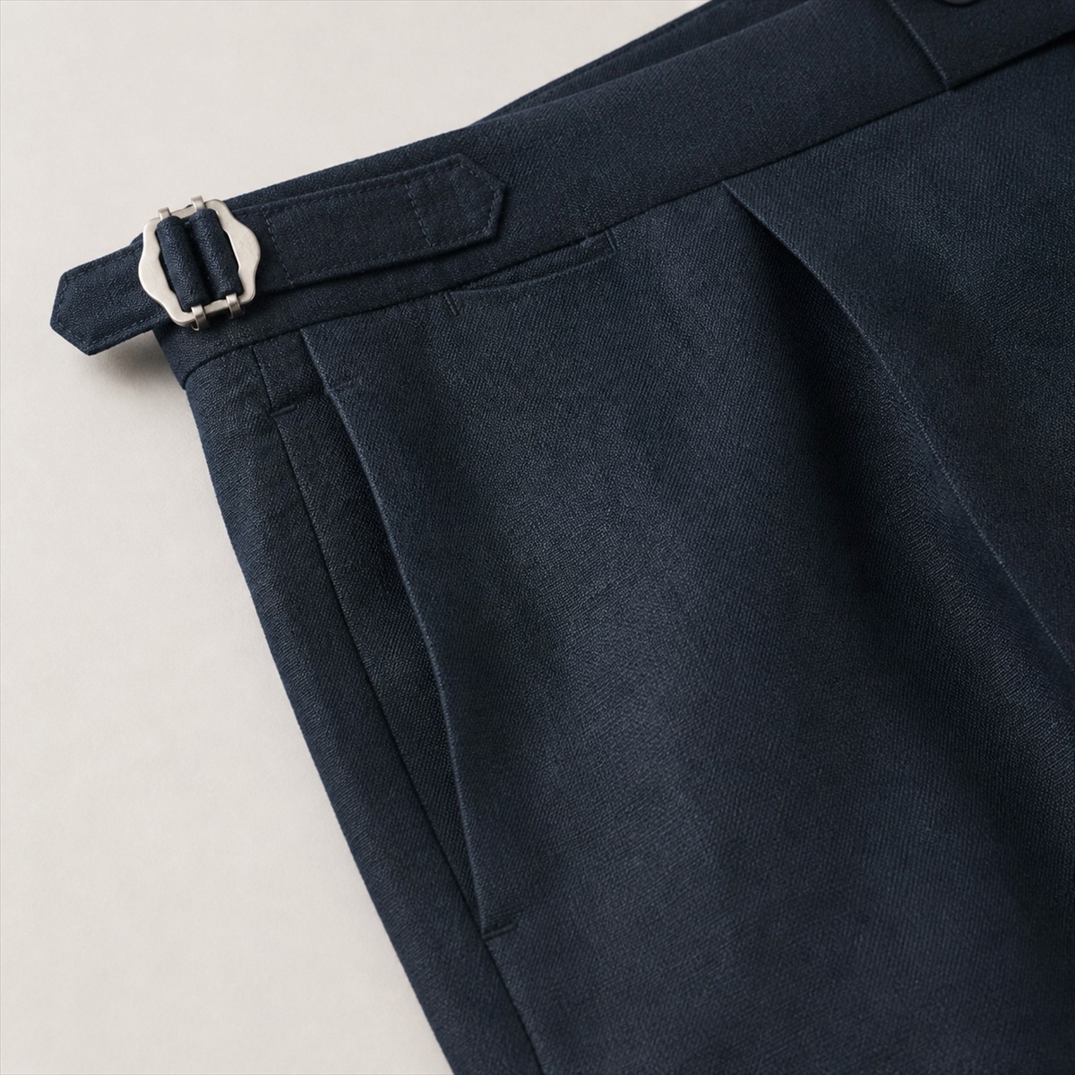 Détail des poches et de la texture du lin