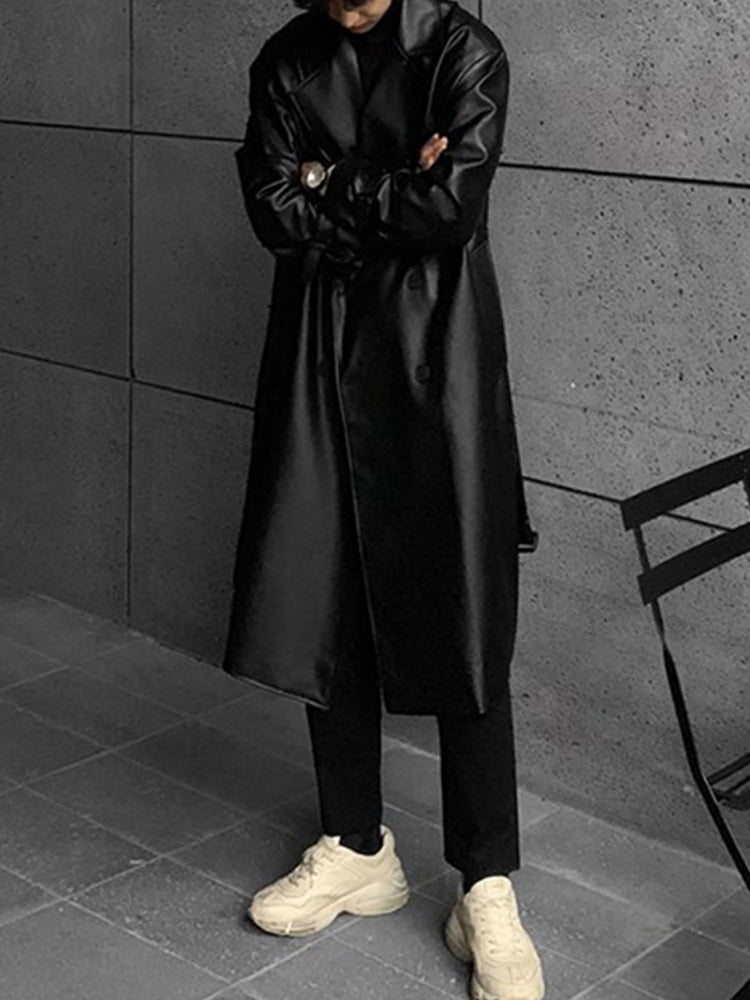 Manteau long noir effet cuir porté croisé