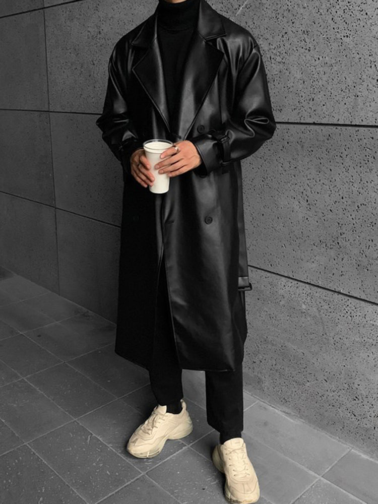 Manteau long noir effet cuir porté en ville