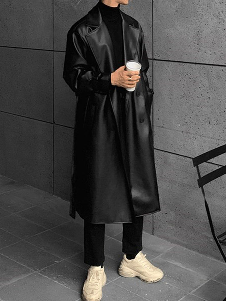Manteau long noir effet cuir porté de face