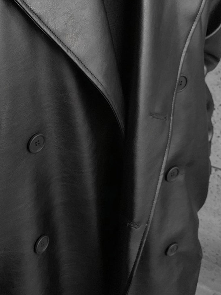 Détail du boutonnage du manteau noir