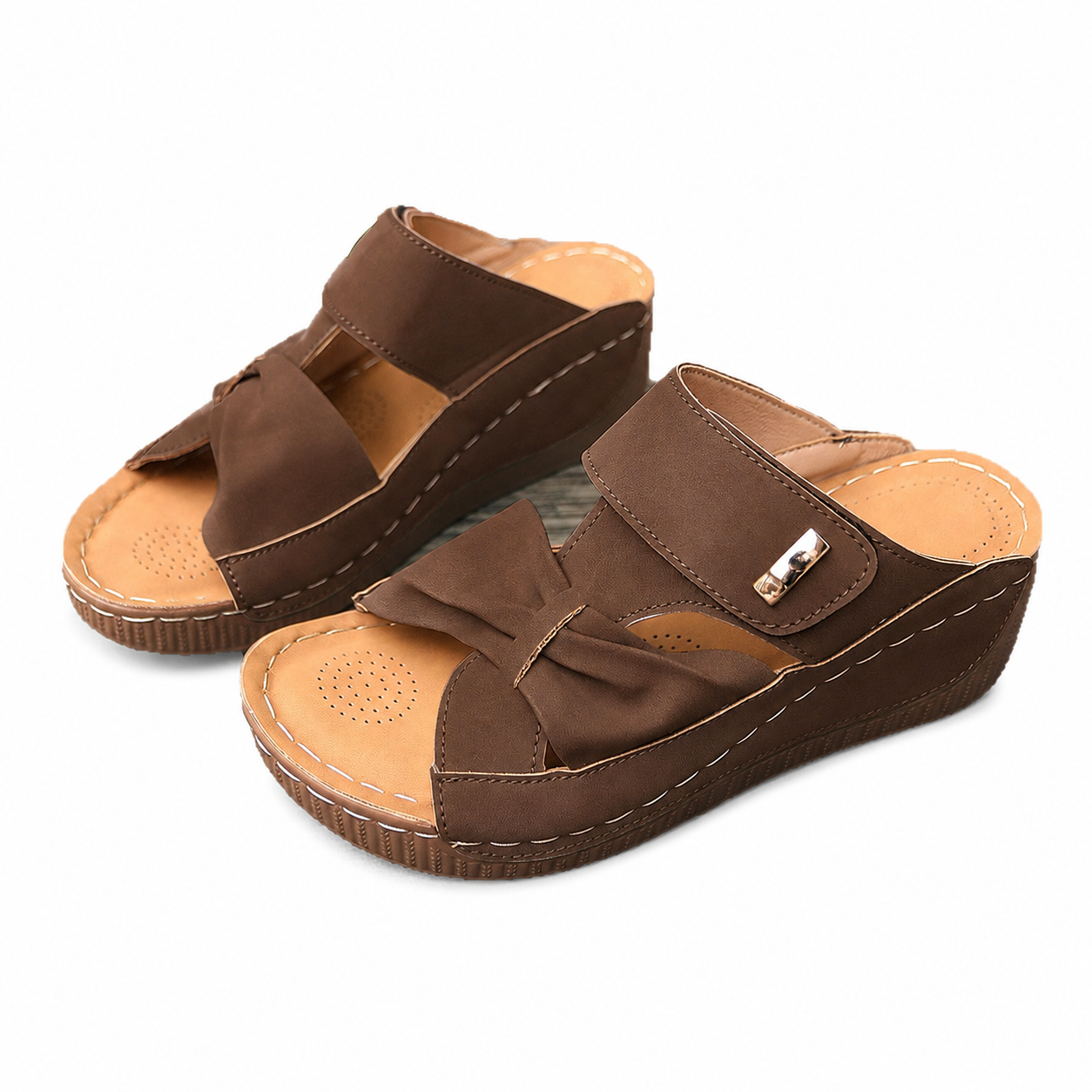 Par de sandalias marrones de cuña