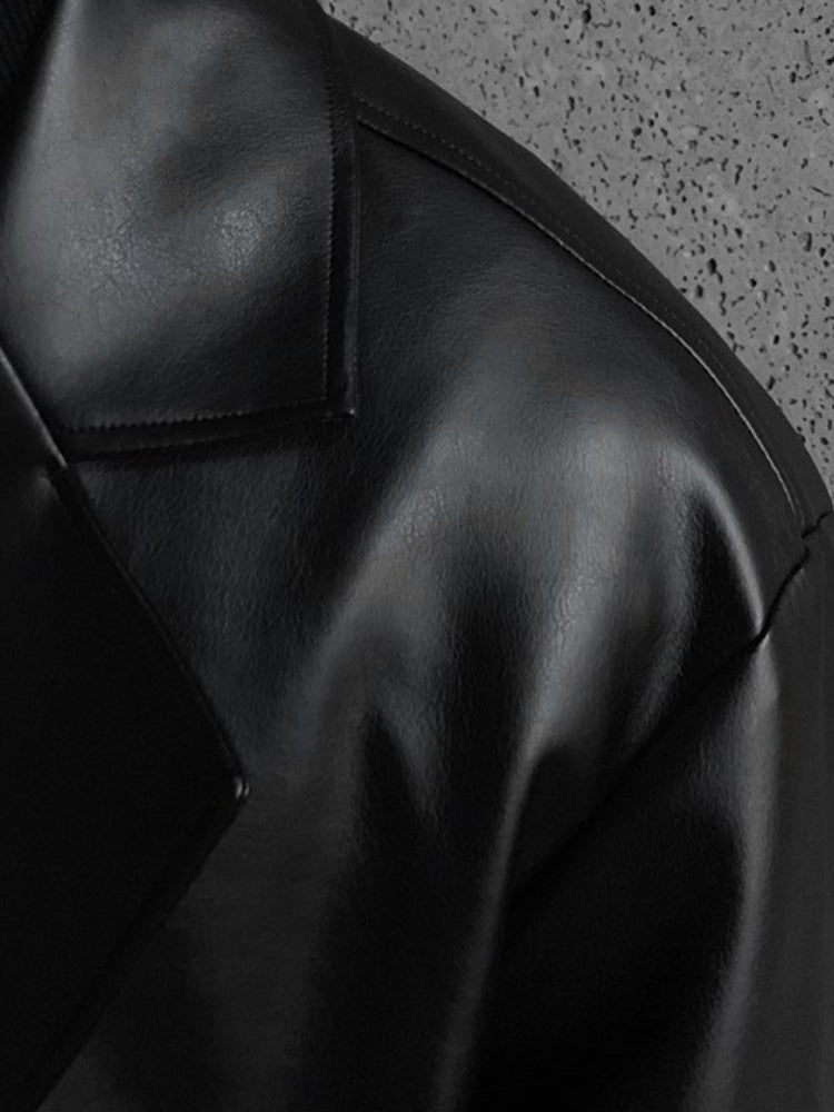 Détail de l'épaule du manteau noir