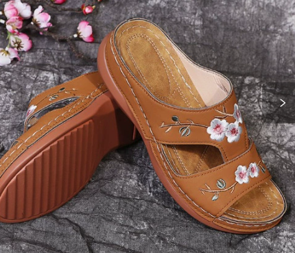 Sandales compensées vintage à broderies florales