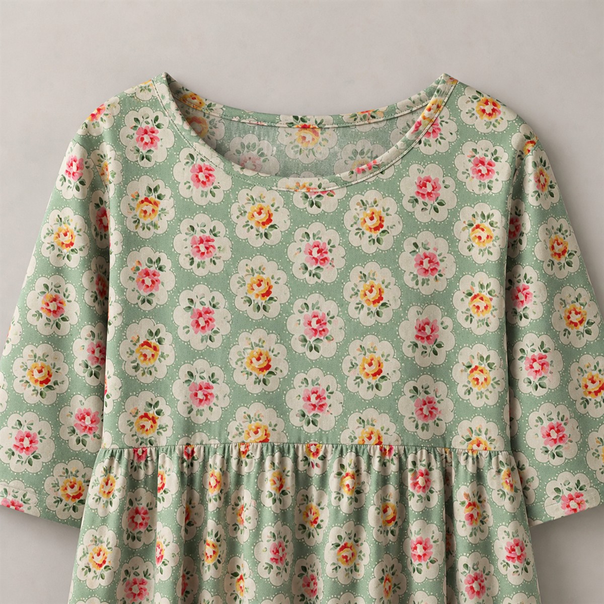 D&eacute;tail de l'encolure ronde et de la ligne d'&eacute;paule de la robe imprim&eacute;e
