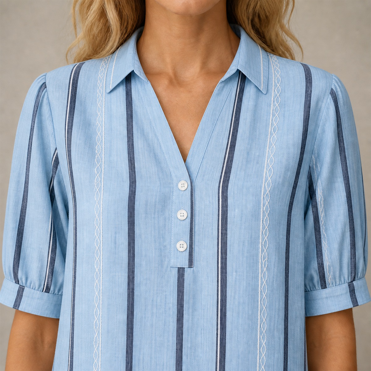 Détail du col Henley et de ses trois petits boutons