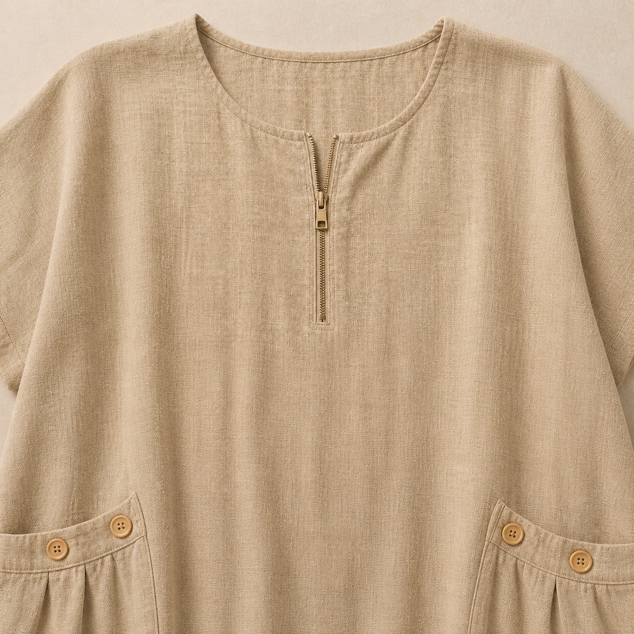 Détail du décolleté à fermeture zippée de la robe
