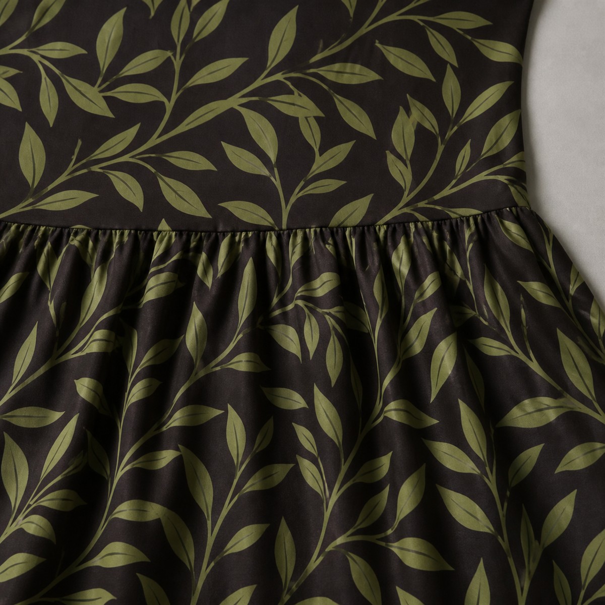 D&eacute;tail de la couture haute fronc&eacute;e et de la continuit&eacute; de l'imprim&eacute;
