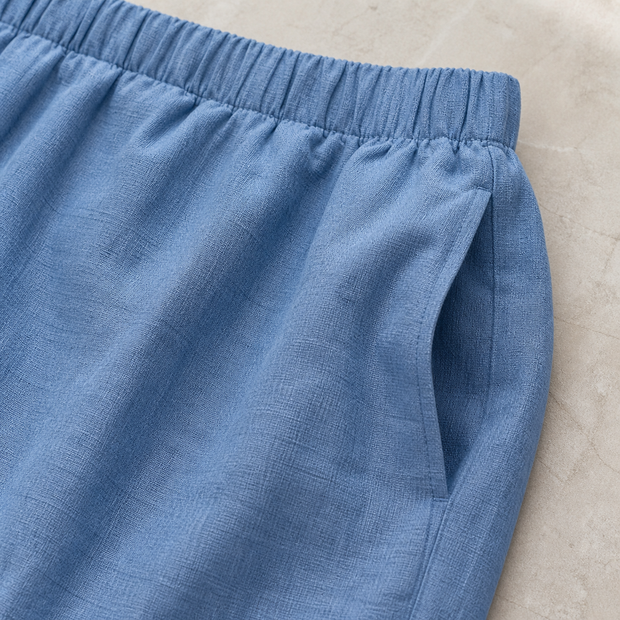 D&eacute;tail de la taille &eacute;lastiqu&eacute;e, de la poche et de la texture du pantalon
