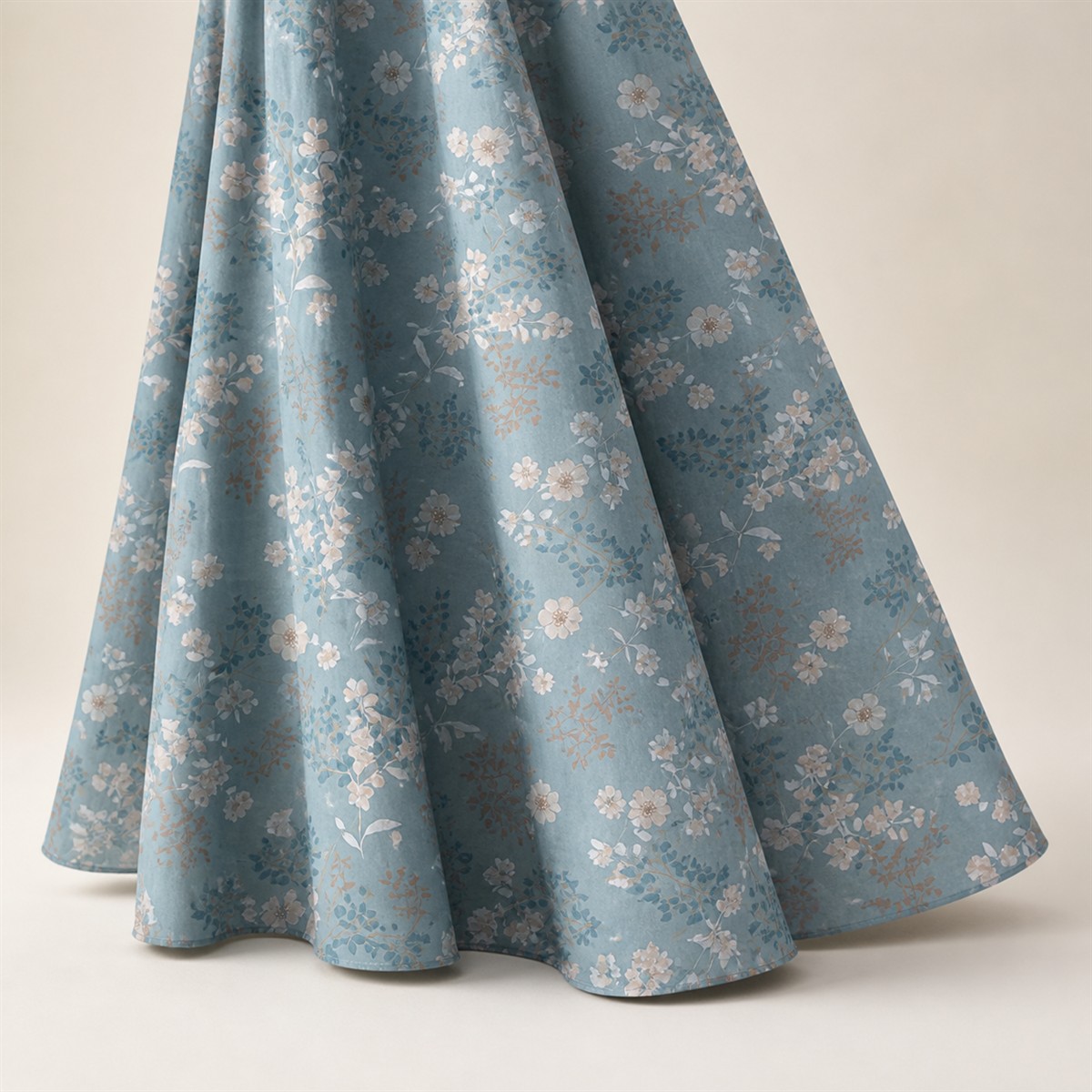 D&eacute;tail du large bas continu et du motif imprim&eacute; de la robe