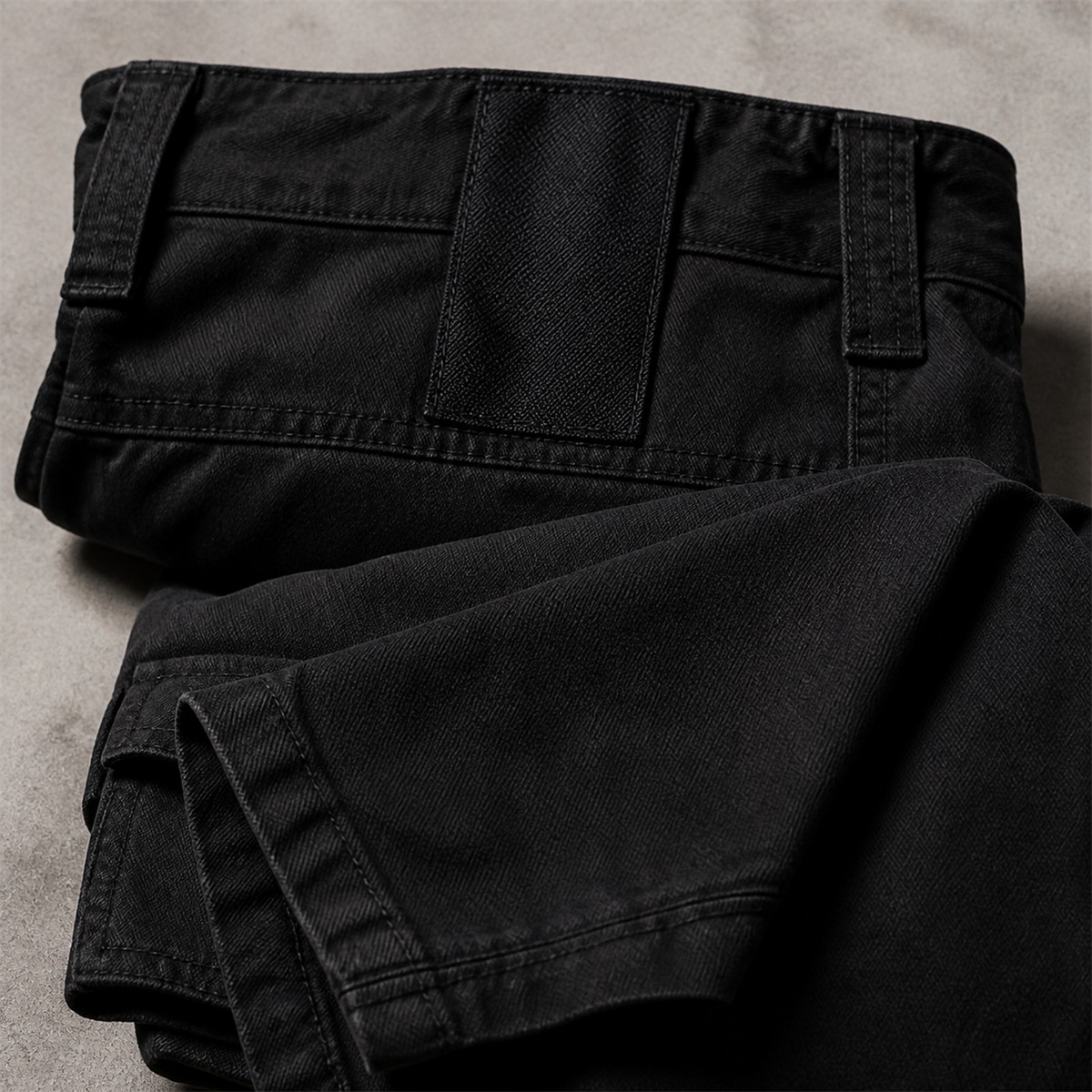 Gros plan sur la ceinture, la texture et la finition du bas du short cargo