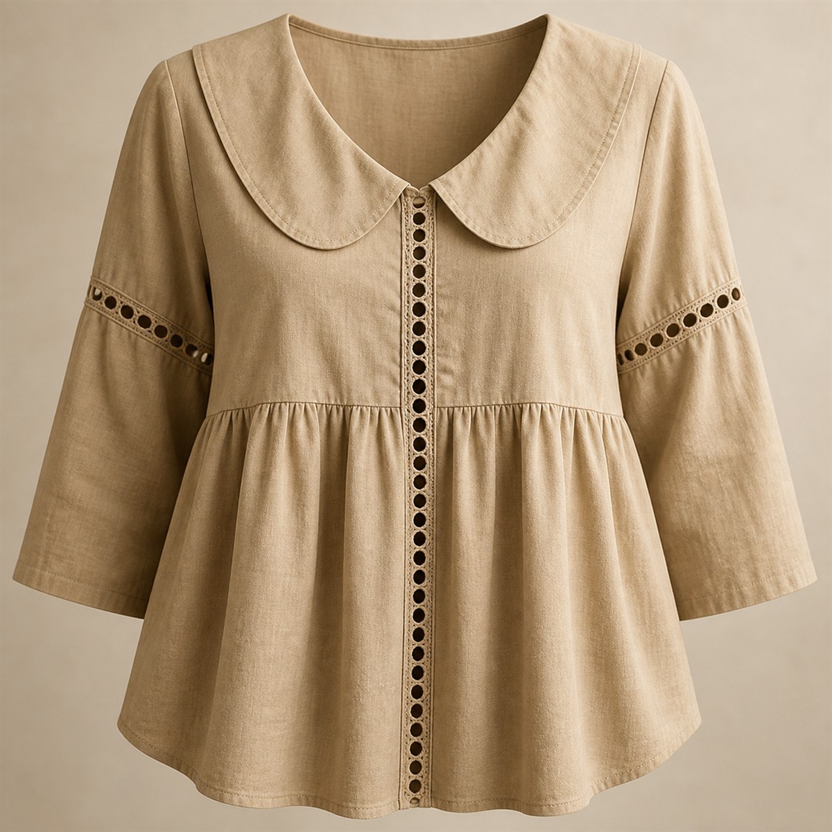 Détail de la couture froncée et du bas arrondi de la chemise