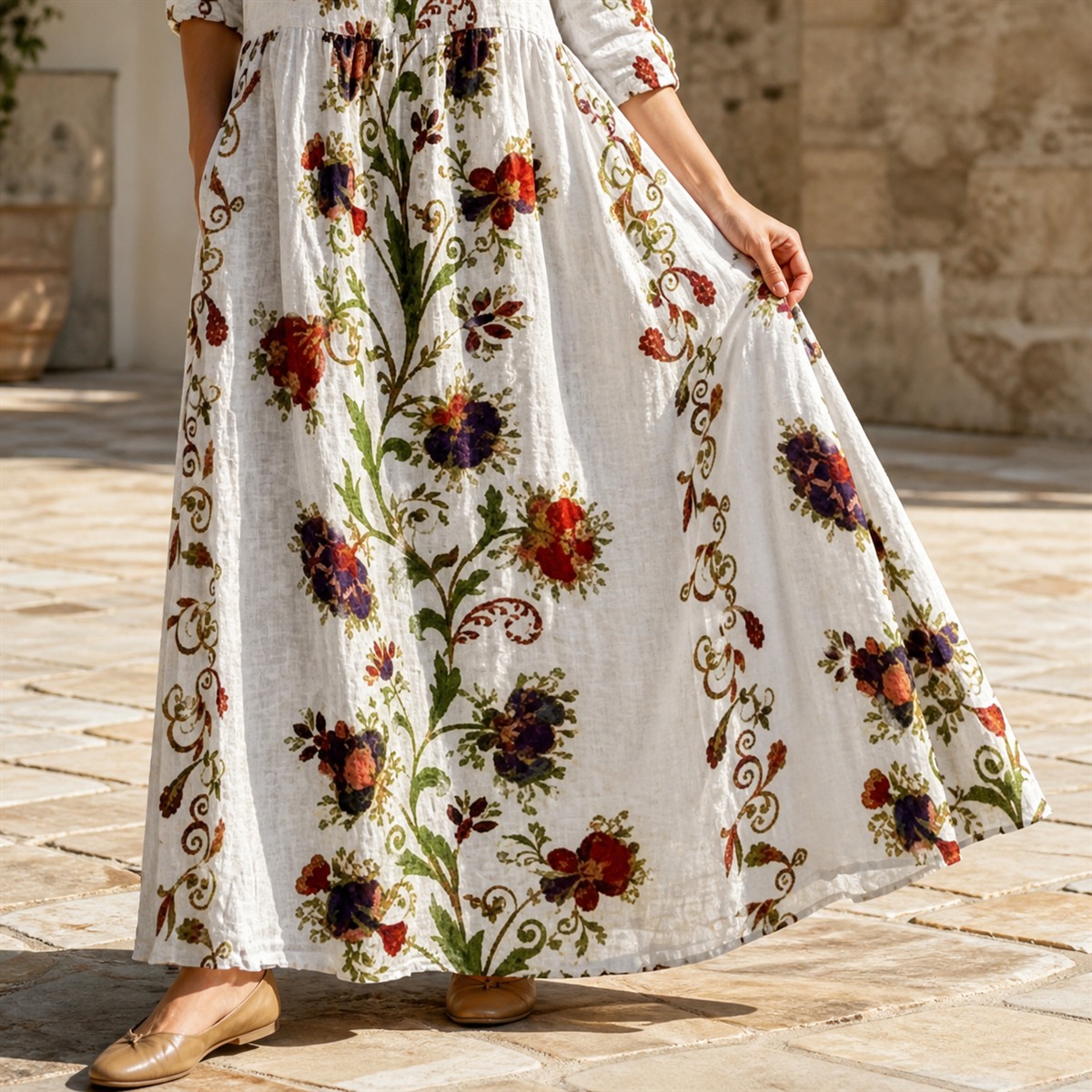 D&eacute;tail du tissu imprim&eacute; et de l'ampleur du bas de la robe longue