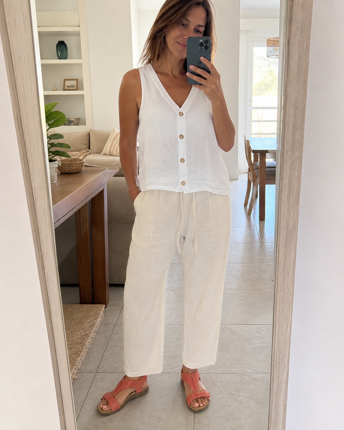 Mujer con sandalias naranjas en una foto frente al espejo
