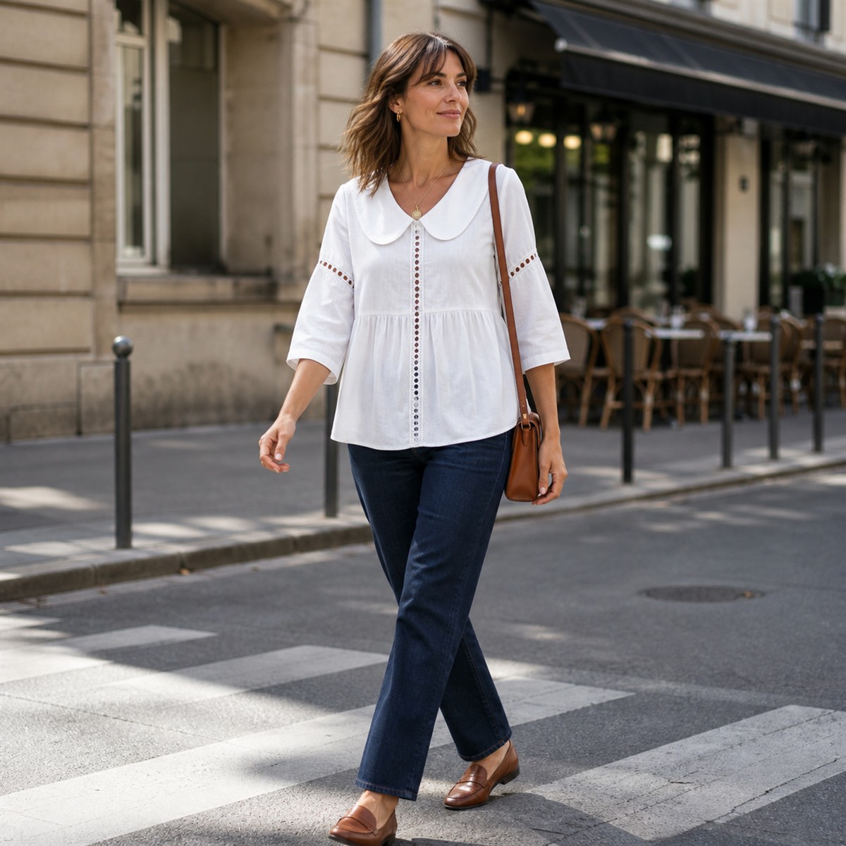Chemise blanche associée à un jean brut, un sac cognac et des mocassins